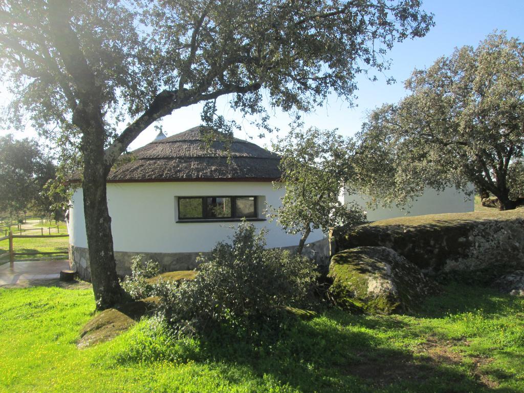 Aparthotel Chozos De La Dehesa La Roca de la Sierra Exterior foto